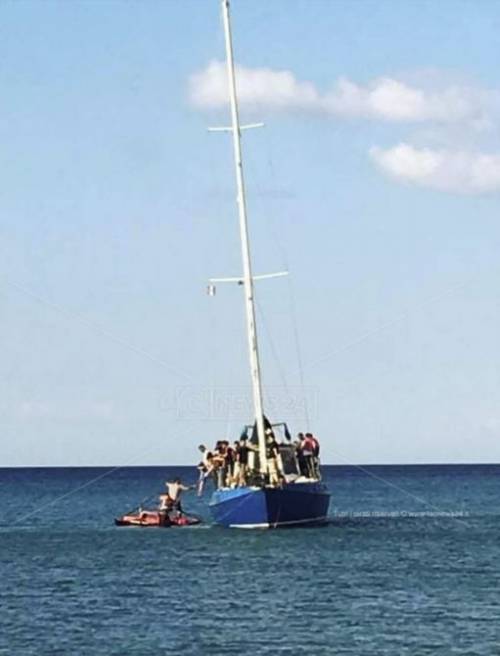 Veliero con migranti a Isola Capo Rizzuto - dal sito lacnews24.it