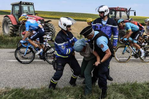 Sputi, urina e ora blocchi Polizia con i lacrimogeni e ciclisti accecati al Tour