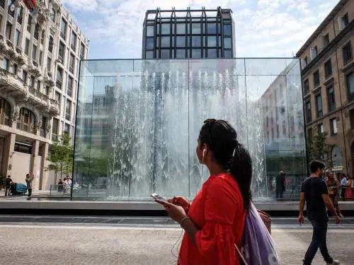 La velocità di Milano spiegata da un negozio