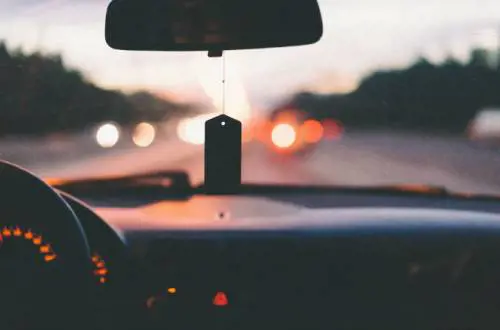 Occhio a lanciare i rifiuti dall'auto: rischi multe fino a 18mila euro o l'arresto