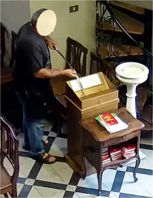 Ladri di elemosina beccati dalla telecamera con le mani nel sacco