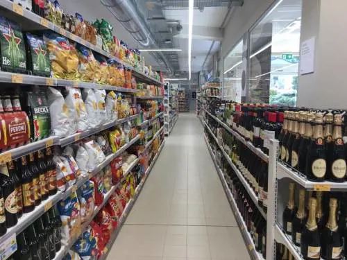Furti e minacce al supermercato, due arresti