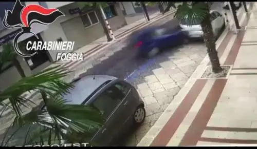 Con l'auto ad alta velocità si schianta e poi aggredisce i carabinieri