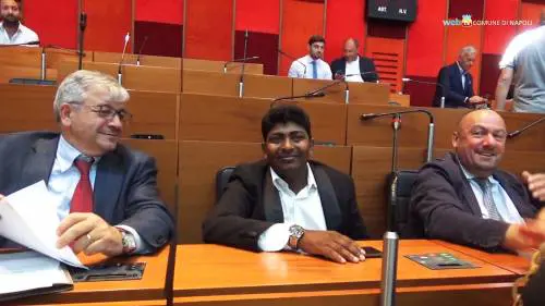 Napoli, De Magistris dà l'interprete al consigliere immigrato che non parla l'italiano