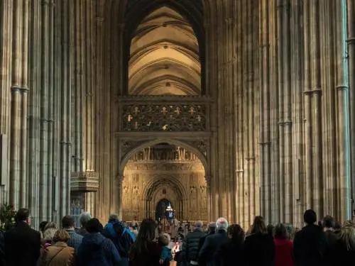 La soluzione inglese per sfuggire al caldo: andare in chiesa