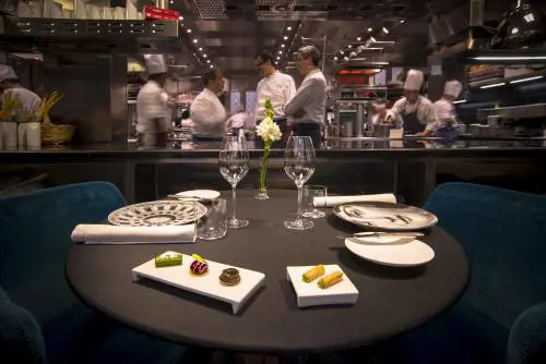 Scarpe costano troppo poco. E al ristorante chic non lo fanno entrare