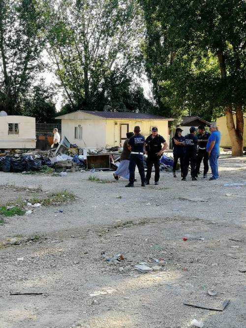 Camping River, Raggi e Salvini tirano dritto: sgomberato campo rom illegale