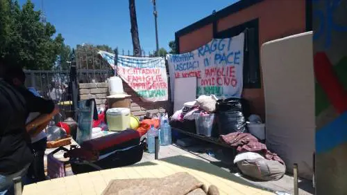 "Virginia, lasciaci in pace": protesta rom contro sgombero del Camping River