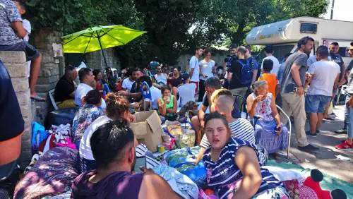 Camping River, i rom protestano in strada