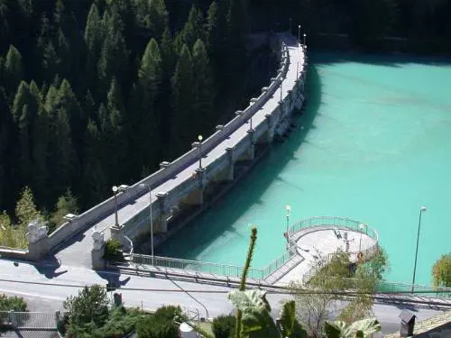 Lei si butta da diga, lui (disperato) si getta da sua camera d'ospedale