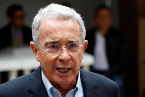 Colombia, accuse di corruzione all'ex presidente Uribe