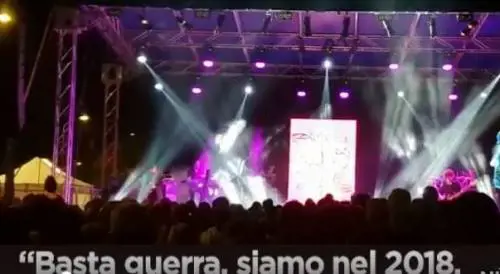 Insulti dal palco a Salvini. Il ministro: "Nina Zilli mi offende con soldi pubblici"