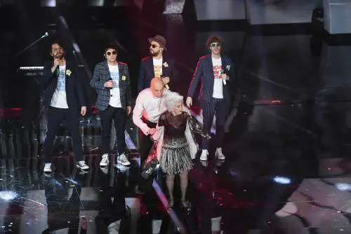 Se a Bologna per il Pd la canzone dello Stato sociale dà un messaggio sbagliato