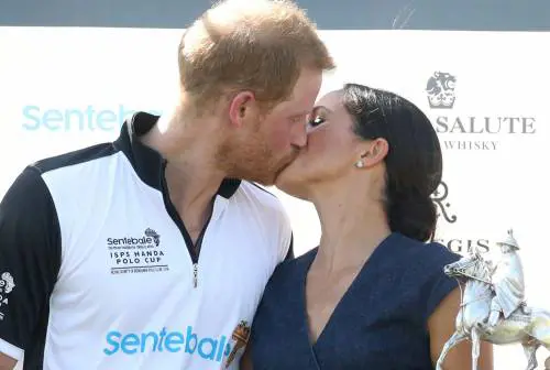 Meghan Markle e Principe Harry, il bacio che rompe il protocollo