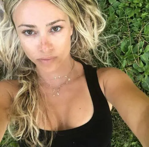 Martina Stella, le lentiggini seducono i social 