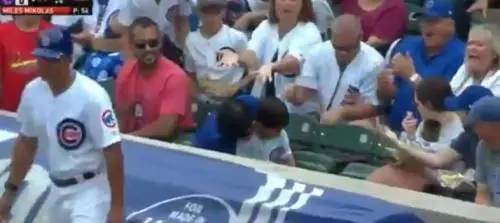 Ruba la pallina da baseball al bimbo e la dà alla donna vicino a lui. Scoppia la bufera