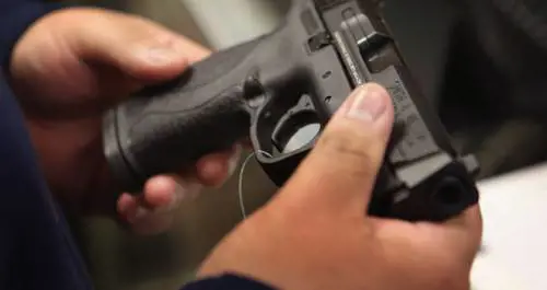 Torino, spara in aria per spaventare ladro, gli sequestrano pistola