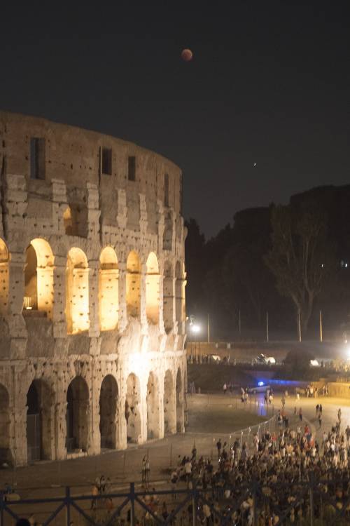 Lo spettacolo dell'eclissi al Colosseo