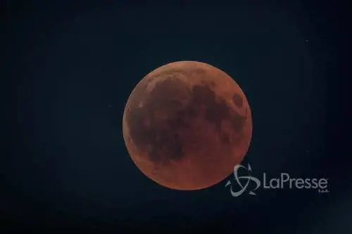 La Luna rossa più lunga del secolo