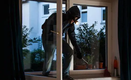 I ladri ora entrano negli appartamenti con una bottiglietta