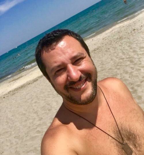 "Viva l'Italia, altro che la Spagna". Il primo tuffo di Salvini in mare (e quei "baci ai rosiconi")