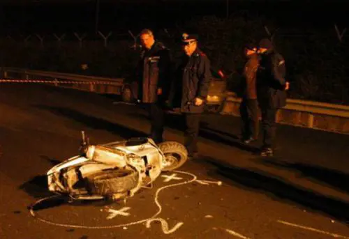 Terni, 17enne muore mentre gira video, investito da amico in scooter
