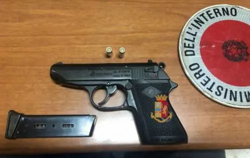Napoli, in scooter con pistola a salve modificata: denunciati due minori