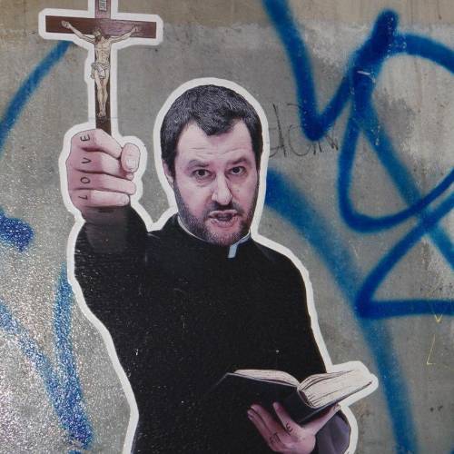 Roma, spunta murale di Salvini vestito da prete e con crocifisso