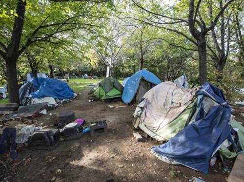 Operazione anti degrado a Firenze: sgomberato l'accampamento dei migranti