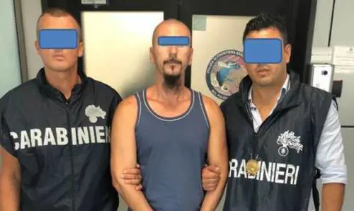 La furia dell'albanese: gli conficca il cacciavite e lo ammazza