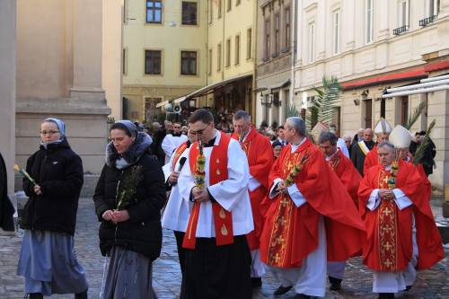 Cattolici tradizionalisti in processione a Rimini: "Ripariamo al Gay Pride"
