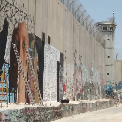 Torna libera l'attivista palestinese: arrestato il writer italiano che l'ha dipinta