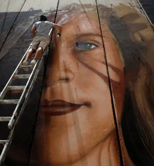 Libera la baby pasionaria palestinese In galera l'italiano che l'ha disegnata