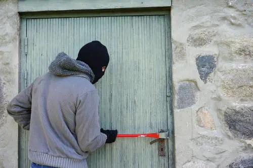 Rom ruba venti chili di rame dall'ospedale: i carabinieri lo arrestano