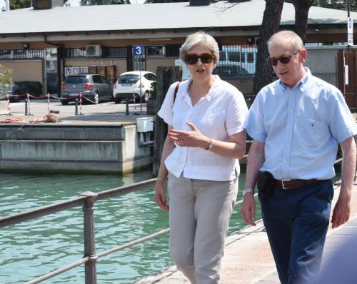 Theresa May in vacanza in Italia: sceglie il Lago di Garda e Sirmione si "blinda"