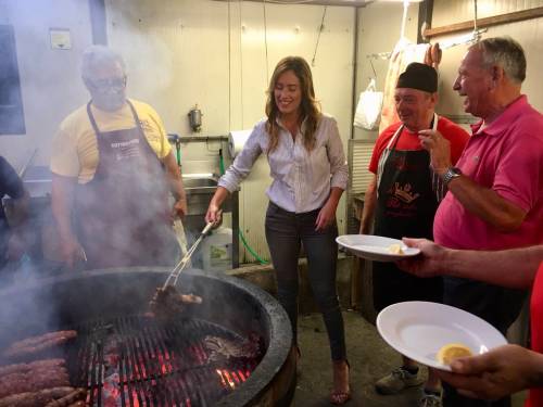 Ora Boschi griglia carne per la "Festa de l'Unità"