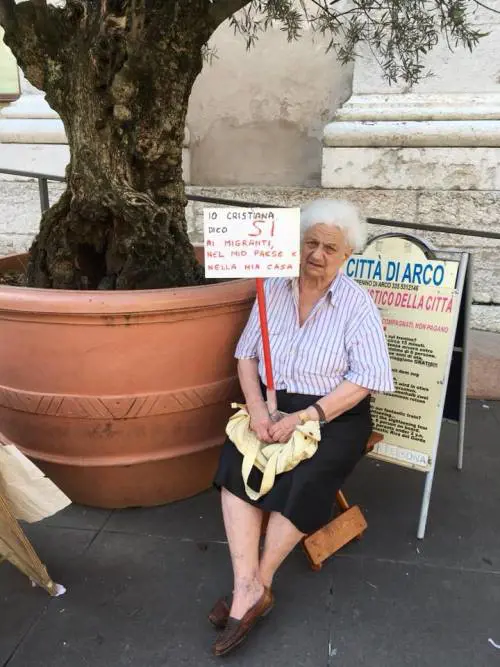 Arco, sit-in dell'83enne: "Sì ai migranti in paese e nella mia casa"