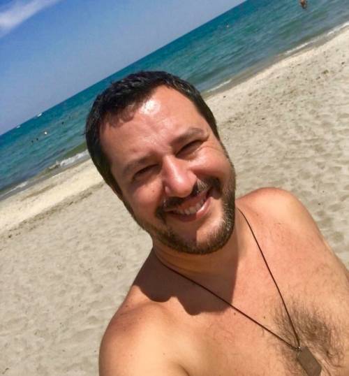 Salvini in vacanza a Milano Marittima, tra spiaggia, mare e discoteca