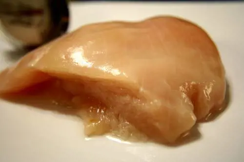 Mangia del pollo crudo, 37enne muore in vacanza a Corfù