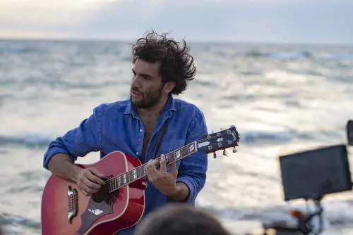 Torna Filo Vals, il cantautore che mescola musica e lingue