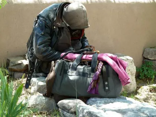 Non gli bastano 4 euro di carità: il rom aggredisce un anziano