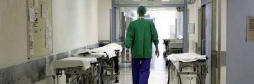 Napoli, un paziente muore e i parenti aggrediscono i medici