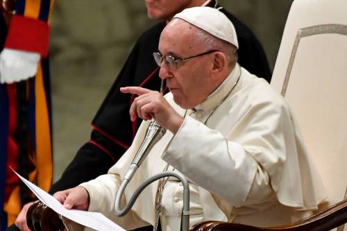 Papa Francesco: "Se il tuo idolo è lo smartphone, buttalo"