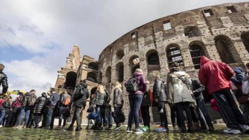 Roma, centro storico assediato dagli abusivi: 5 arresti e 34 denunciati