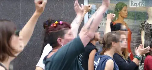 Cantano "Bella ciao" in piazza. E il questore le dichiara "socialmente pericolose"