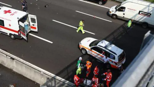 Tragico incidente sulla A1: spezzate le vite di 2 giovani, un ferito grave