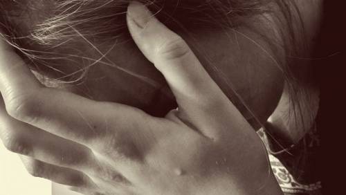 "Voglio un figlio maschio". E il tunisino stupra la moglie italiana