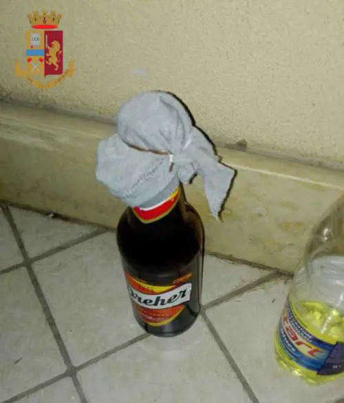 Roma, si barrica in casa e lancia molotov contro polizia: ferito un agente