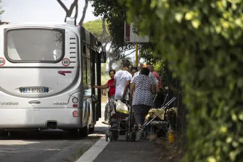 I rom del Camping River trasferiti nella tendopoli. Ira dei romani: "Non li vogliamo"