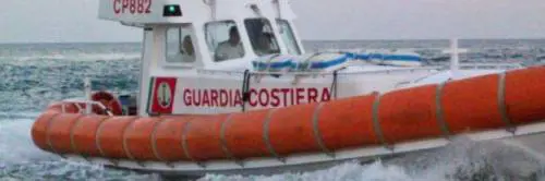 Il peschereccio affonda e il figlio si salva a nuoto: padre e amico dispersi